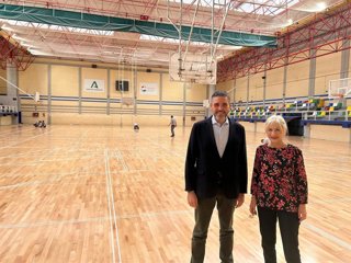 La consejera de Cultura y Deporte, Patricia del Pozo, junto al delegado territorial del ramo, Juan José Alonso, visitando las obras de sustitución del pavimento de la pista del pabellón polideportivo 'Antonio Rivera', en Almería.