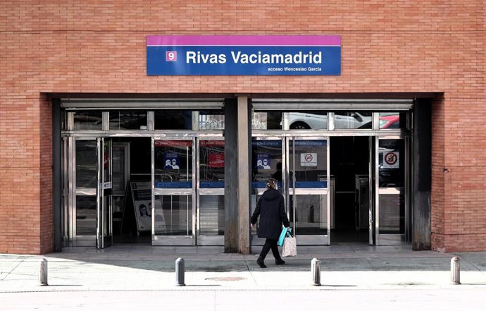 Archivo - Una persona entra a la estación de metro de Rivas-Vaciamadrid