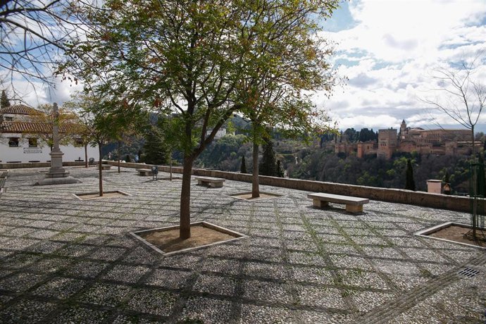 Archivo - Mirador de San Nicolas con la Alhambra al fondo. Granada a 16 de marzo del 2020