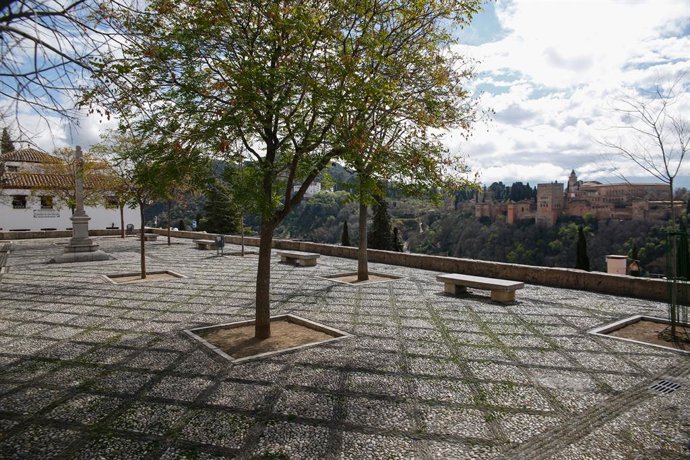 Archivo - Mirador de San Nicolas con la Alhambra al fondo. Granada a 16 de marzo del 2020