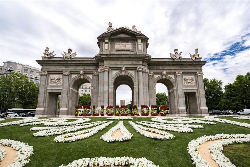Archivo - La Puerta de Alcalá de Madrid se ha llenado hoy de flores procedentes de los viveros municipales 