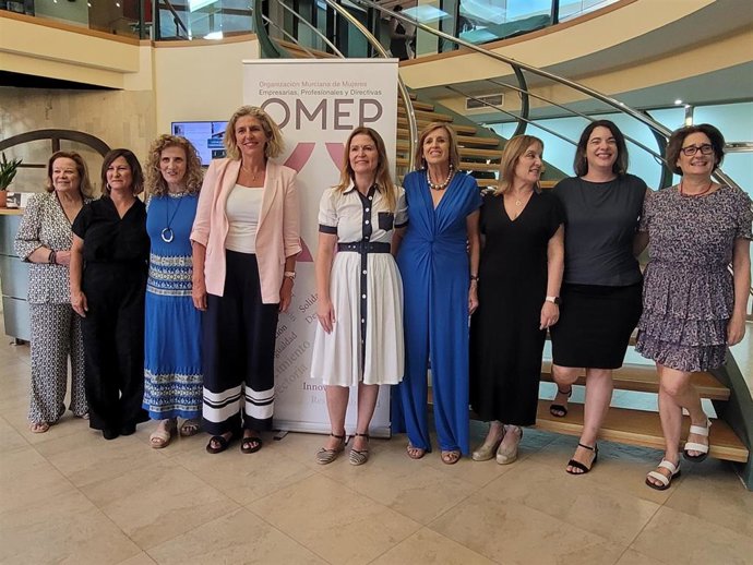 La Concejal De Gobierno Abierto, Promoción Económica Y Empleo, Mercedes Bernabé, Y La Presidenta De OMEP, Noemí Muñoz, En La Presentación Del Programa