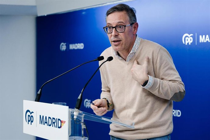El secretario general del PP de Madrid, Alfonso Serrano, durante una rueda de prensa, en la sede del PP, a 6 de febrero de 2026, en Madrid (España). Serrano ha comparecido tras la denuncia de acoso de una exconcejal de Móstoles contra el alcalde.