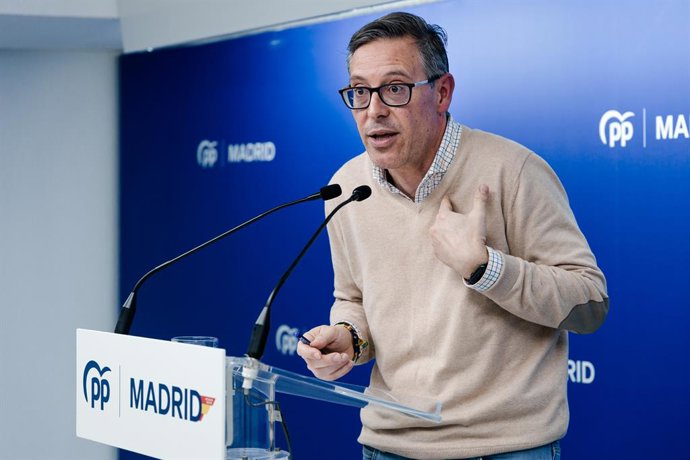 O secretário-geral do PP de Madrid, Alfonso Serrano, durante uma coletiva de imprensa, na sede do PP, em 6 de fevereiro de 2026, em Madrid (Espanha). Serrano compareceu após a denúncia de assédio de uma ex-vereadora de Móstoles contra o prefeito.
