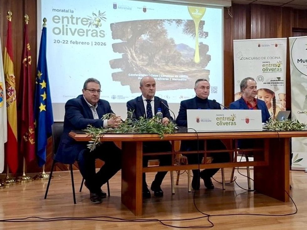 Imagen del secretario general de la Consejería de Agua, Agricultura, Ganadería y Pesca, Francisco González, junto al alcalde de Moratalla, Juan Pascual Soria, durante la inauguración de 'Moratalla Entre Oliveras'.