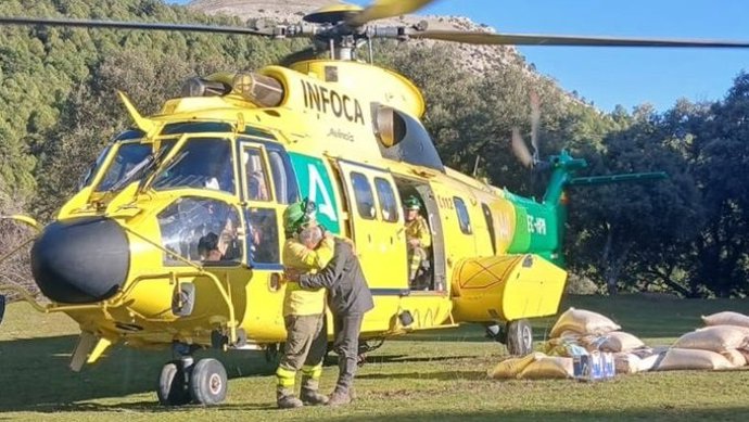 Un ganadero de Segura de la Sierra (Jaén) se abraza al personal del Infoca tras recibir avituallamiento para él y para su ganado