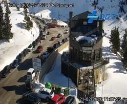 Muchos vehículos este sábado en el puerto de Somport.