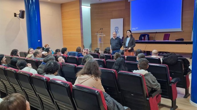 La teniente de alcaldesa de Servicios Sociales, Familia, Empleo, Vivienda, Desarrollo Económico y Fondos Europeos, Adela de Mora, inaugurando la segunda edición del taller 'Prevención de incendios y pautas de actuación'.