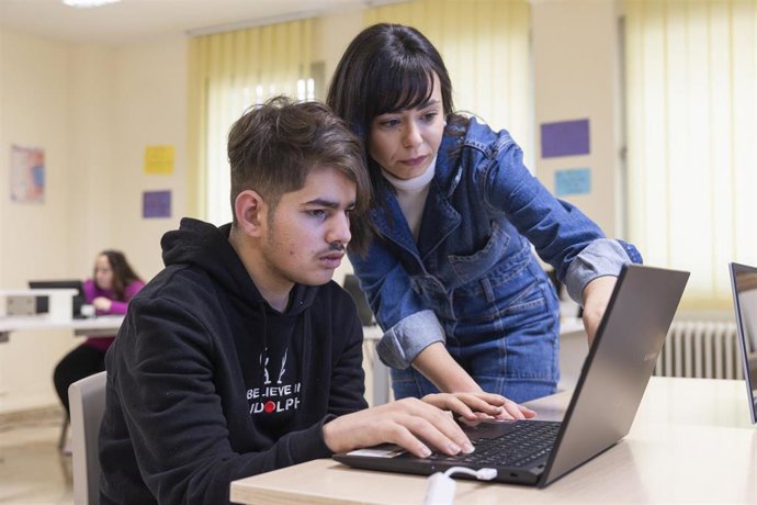 Archivo - Participantes en un programa de Fundación A La Par.