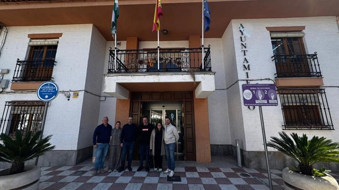 Grupo municipal socialista a las puertas del Ayuntamiento de Churriana de la Vega (Granada).