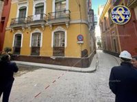 Cortada la calle Segovia de Sevilla al derrumbarse "parcialmente" el interior de una vivienda