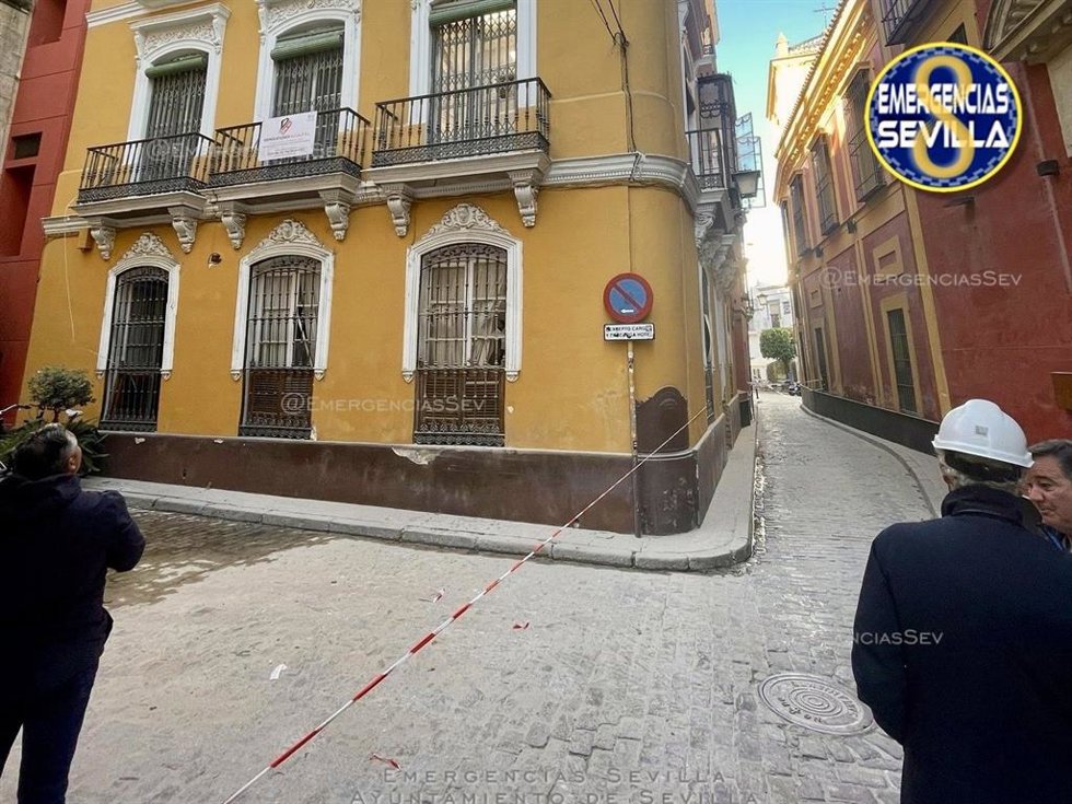 Corte de la calle Segovia por el derrumbamiento del interior de una vivienda.