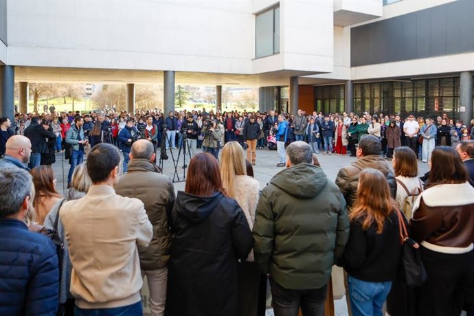 Concentración frente al Ayuntamiento del Valle de Egüés para condenar el asesinato de una mujer en Sarriguren.
