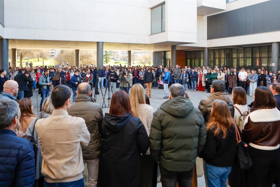 Concentración frente al Ayuntamiento del Valle de Egüés para condenar el asesinato de una mujer en Sarriguren.