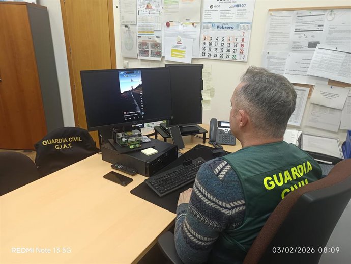 La Guardia Civil investigando el video de la motocicleta.