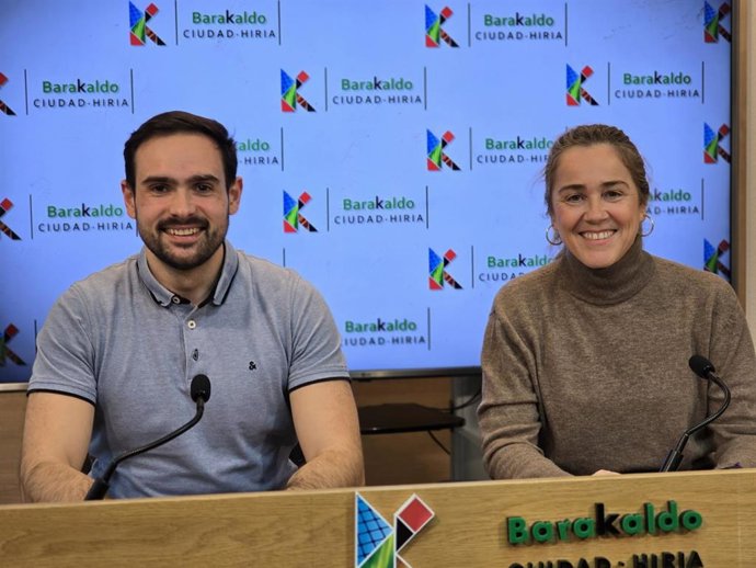 Nerea Cantero Barakaldoko Udaleko Kultura zinegotzia, Julian Larrearen semearekin