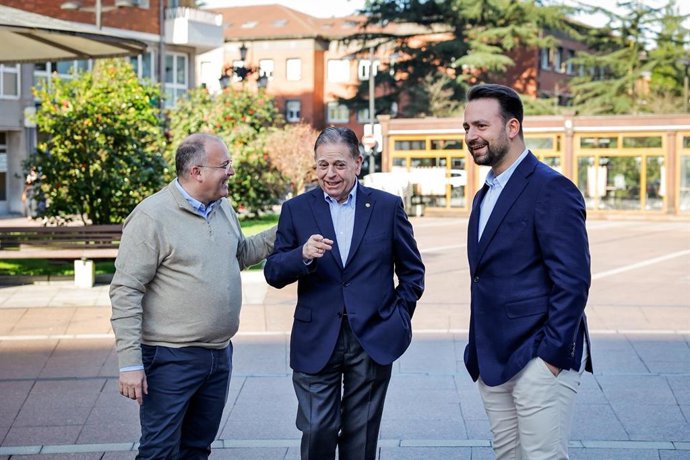 El secretario general del PP, Miguel Tellado, conversa con el alcalde de Oviedo, Alfredo Canteli, y el presidente del PP de Asturias, Álvaro Queipo, a su llegada al Congreso Local del PP de Oviedo en el Auditorio Príncipe Felipe.
