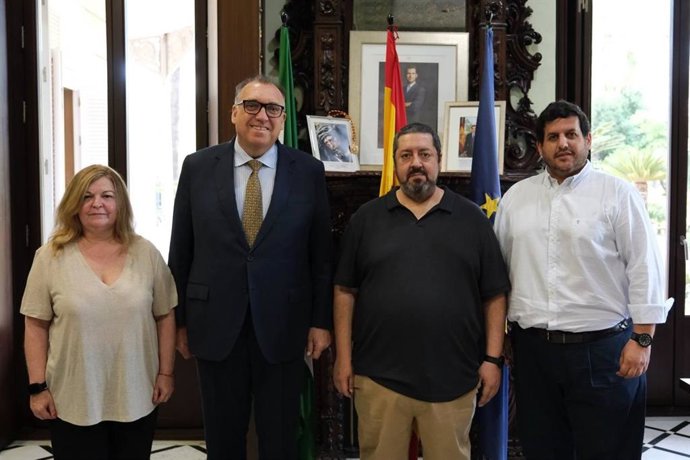 Archivo - El consejero de Turismo y Andalucía Exterior, Arturo Bernal, junto a representantes de FAER.