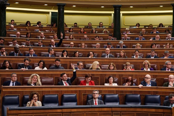 Votações durante uma sessão plenária no Congresso dos Deputados, em 17 de fevereiro de 2026, em Madri (Espanha). A sessão debate duas propostas de lei: uma do PSOE sobre a avaliação do impacto das políticas públicas na juventude e outra do