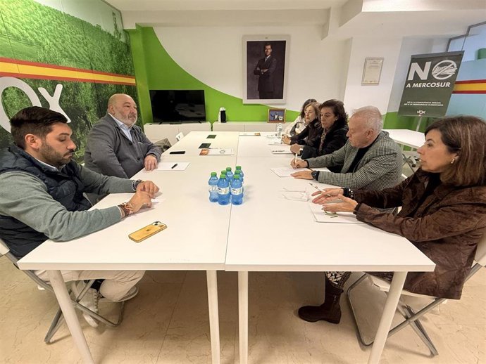 Alejandro Hernández, ha mantenido una reunión con representantes del Movimiento J2 en Córdoba, colectivo que agrupa a abogados y procuradores mutualistas y que está liderando una reivindicación a nivel nacional para garantizar una jubilación digna.