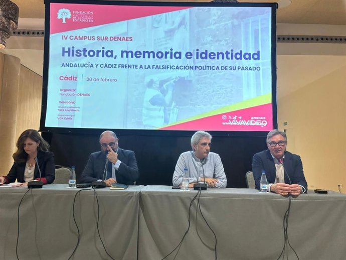 El portavoz de Vox en Andalucía, Manuel Gavira, primero por la derecha, en las jornadas organizadas por la Fundación Denaes sobre historia, memoria e identidad.