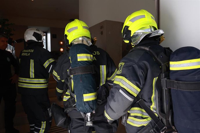 Imagen de archivo de miembros del cuerpo de bomberos de Sevilla.
