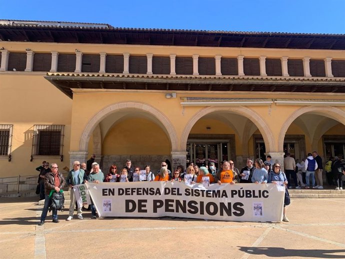 Medio centenar de personas protestan en Palma por la caída del 'escudo social'