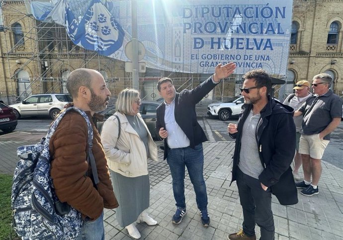 Diputado provincial y portavoz de La Izquierda, Marcos Toti, frente a la estación de Renfe.
