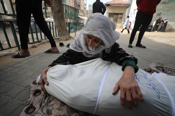 16 de fevereiro de 2026, Cidade de Gaza, Faixa de Gaza, Território Palestino: Palestinos se despedem dos corpos de três membros da mesma família, incluindo uma criança, no Hospital Al-Shifa, na Cidade de Gaza. Eles foram mortos em um ataque israelense na 