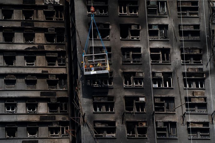 4 de fevereiro de 2026, Hong Kong, Hong Kong: Trabalhadores em uma plataforma de pessoal na parte externa de um edifício em Wang Fuk Court em 4 de fevereiro de 2026 em Hong Kong. O Comitê Independente do Governo de Hong Kong em relação ao incêndio em Wang