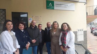 La visita de la delegada territorial de la Consejería de Sanidad, Elena González, al consultorio de Fuensanta de Martos (Jaén).