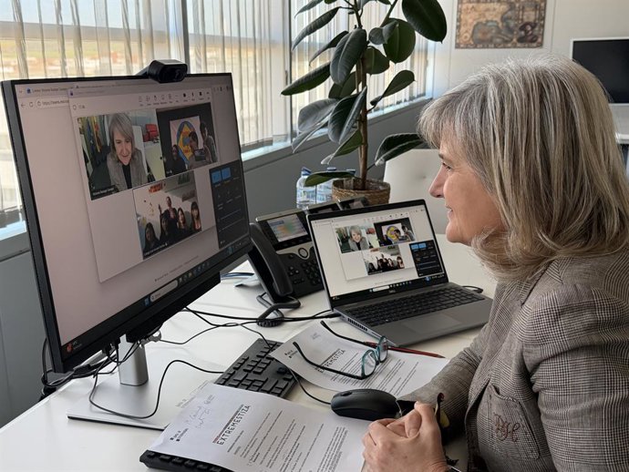 La consejera de Cultura, Turismo, Jóvenes y Deportes en funciones, Victoria Bazaga, ha comunicado por videollamada la noticia a los estudiantes ganadores del concurso