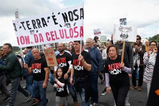 Archivo - Varias personas protestan durante una manifestación contra la empresa de celulosa Altri, a 26 de mayo de 2024, en Palas de Rei, Lugo, Galicia (España).