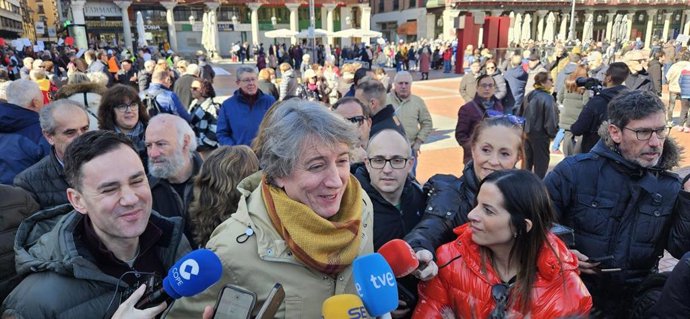 El secretario del PSCyL y candidato a la Presidencia de la Junta, Carlos Martínez, durante la concentración en favor de la sanidad pública en la Plaza Mayor de Valladolid.