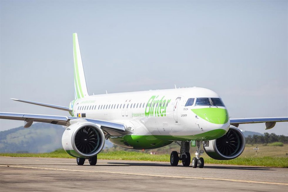 Archivo - Binter une desde hoy Valladolid y Tenerife en vuelo directo, que incluye equipaje de mano y aperitivo gourmet