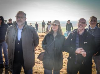 El eurodiputado y dirigente de Vox Jorge Buxadé junto al candidato del partido a la Presidencia de la Junta, Carlos Pollán, en Nava del Rey (Valladolid)