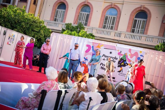 Archivo - Varias personas desfilan en la pasarela de moda de personas mayores de Málaga en mayo de 2025