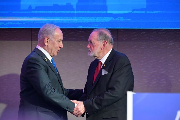 Archivo - El primer ministro israelí, Benjamin Netanyahu, y el embajador de EEUU en Israel, Mike Huckabee 