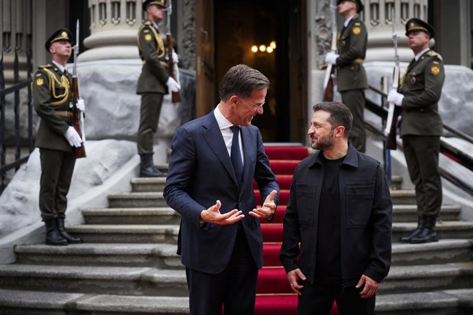 Archivo - Arquivo - 22 de agosto de 2025, Kiev, Ucrânia: O presidente ucraniano VOLODYMYR ZELENSKY e o secretário-geral da OTAN, MARK RUTTE, participam de uma coletiva de imprensa em Kiev.