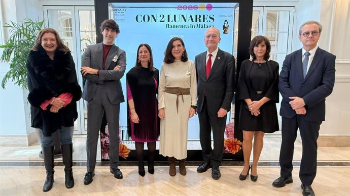 La consejera de Empleo, Empresa y Trabajo Autónomo, Rocío Blanco, ha asistido a la pasarela de moda flamenca 'Con 2 Lunares', junto al alcalde, Francisco de la Torre, donde ha hecho entrega de uno de los galardones del certamen al Teatro Cervantes.