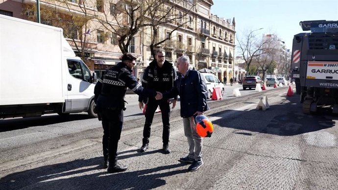 El alcalde de Sevilla, José Luis Sanz, en las obras de reasfaltado de la Ronda de Capuchinos.