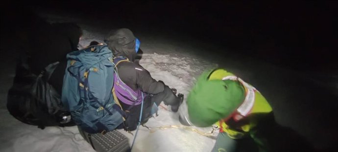 Rescatados cuatro jóvenes tras caer por la ladera norte del pico Peñalara (Segovia) y quedar colgados