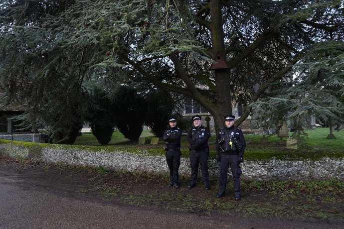 20 de fevereiro de 2026, Reino Unido, Sandringham: Policiais na propriedade Sandringham, em Norfolk, para onde Andrew Mounbatten-Windsor se mudou após deixar o Royal Lodge, em Windsor. Andrew Mountbatten-Windsor foi preso na quinta-feira por 