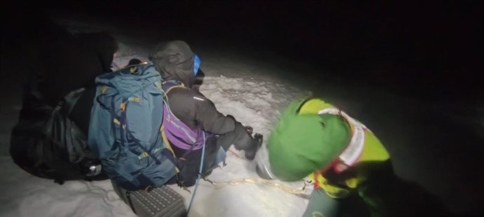 Rescatados cuatro jóvenes tras caer por la ladera norte del pico Peñalara (Segovia) y quedar colgados