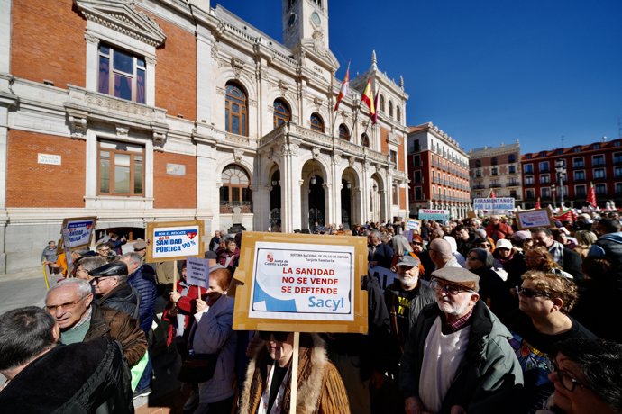 Miles de personas marchan en Valladolid para mostrar su rechazo ante la "liquidación total" de la Sanidad en Cy
