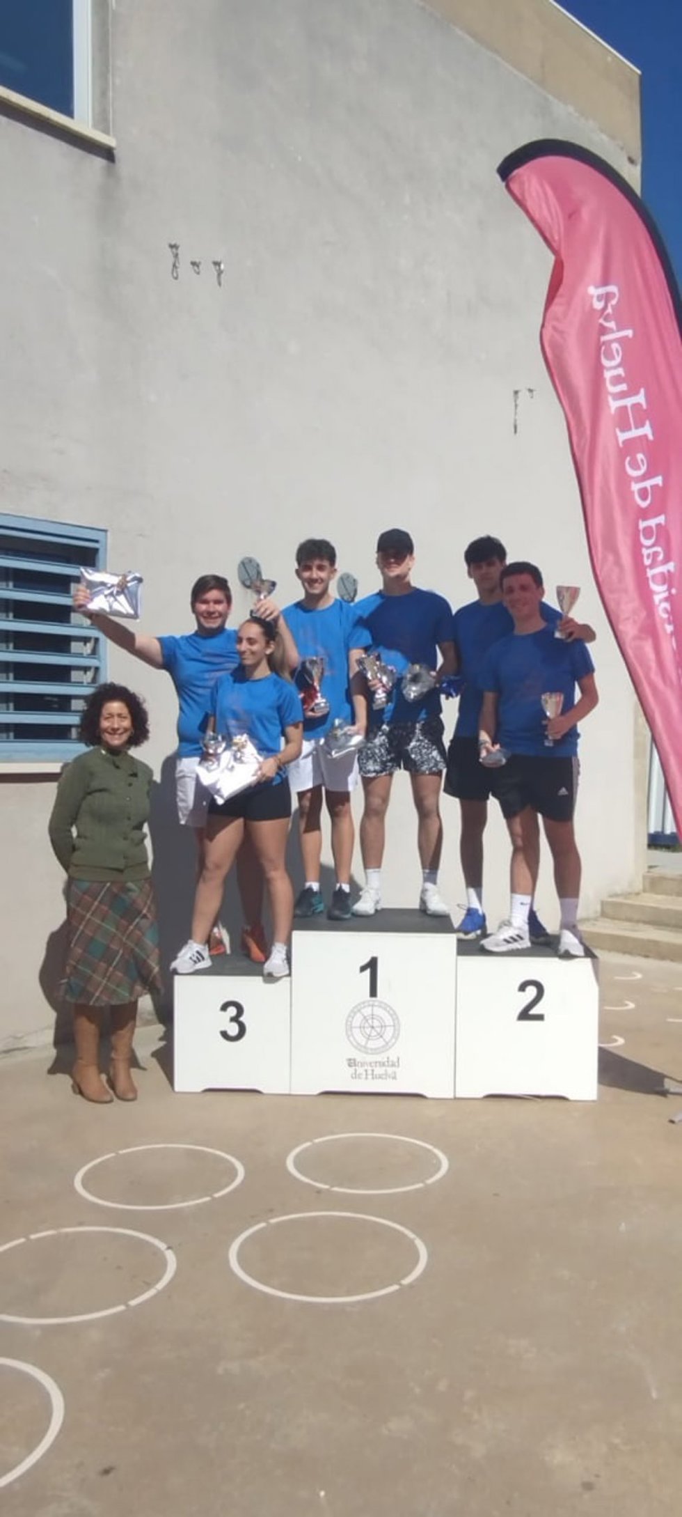 La entrega de trofeos a campeones, subcampeones y tercer puesto.
