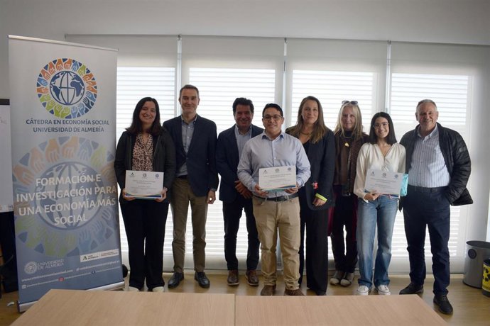 Los tres premiados por la mejor tesis doctoral y trabajos fin de estudios, junto a representantes de la Cátedra de Economía Social.