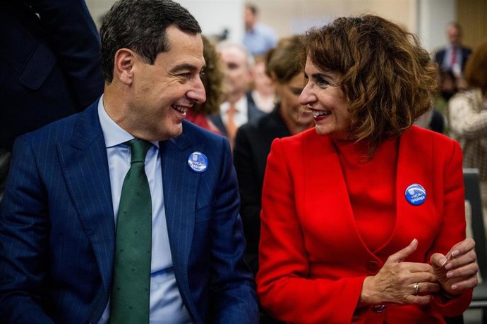 Archivo - La vicepresidenta primera del Gobierno de España y ministra de Hacienda, María Jesús Montero, junto al presidente de la Junta de Andalucía, Juanma Moreno, asisten al acto de presentación de la candidatura de Málaga a sede de la Autoridad Aduaner