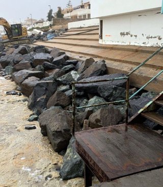 Situación del Paseo Marítimo de Matalascañas (Huelva) tras el temporal.