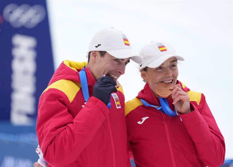 Oriol Cardona y Ana Alonso con su medalla de bronce del relevo mixto de esquí de montaña en los Juegos Olímpicos de Invierno de Milán-Cortina d'Ampezzo 2026